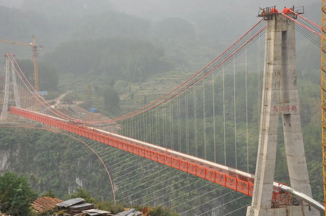 管道是如何跨越大江大河的？